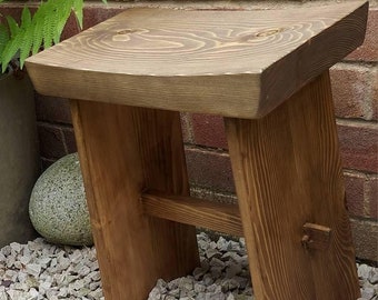 Maßgefertigter Holzhocker, japanisch inspiriert, aus Walnussholz