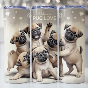 Könnte beinhalten: Drei Edelstahlbecher mit einem Design von Mops-Welpen. Die Becher haben einen hellbeigen Hintergrund mit Pfotenabdrücken und Herzen. Der Text "I believe in PUG LOVE" ist auf dem mittleren Becher aufgedruckt.