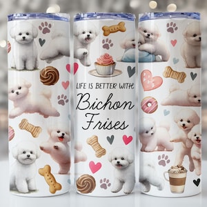 Könnte beinhalten: Ein zylindrischer Becher mit weißem Hintergrund und einem wiederkehrenden Muster aus Bichon Frisé Hunden, Hundeknochen, Cupcakes, Donuts und Herzen. Der Text "LIFE IS BETTER WITH Bichon Frises" ist in Schwarz in der Mitte aufgedruckt.