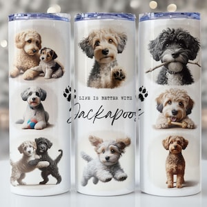 Puede incluir: Vaso térmico blanco con ilustraciones de perros Jackapoo. El vaso tiene el texto "LIFE IS BETTER WITH Jackapoos" en una fuente manuscrita. El diseño incluye huellas de patas.