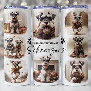 Puede incluir: Un vaso blanco con ilustraciones de perros Schnauzer en varias poses otoñales, rodeados de hojas y calabazas. El texto "Sweater Weather and Schnauzers" está escrito en una fuente de guion. El vaso tiene una tapa plateada.