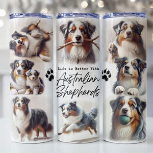 Peut inclure: Un gobelet cylindrique orné de plusieurs illustrations de chiens bergers australiens dans diverses postures, jouant notamment avec un bâton et une balle. Le texte Life is Better With Australian Shepherds est imprimé en noir sur la surface.