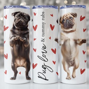 Könnte beinhalten: Weißer Becher mit drei Mops-Illustrationen und roten Herzakzenten. Der Text "Pug love & tummy rubs" ist in Schreibschrift. Ein Mops ist schwarz, der andere ist hellbraun mit einem braunen Halsband. Der Becher ist zylindrisch.