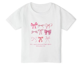 Chemise rose à nœud pour petite fille, elle est plus précieuse que des rubis, chemise proverbes 3:15, t-shirt Heavy Cotton™ pour tout-petits