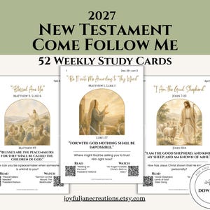 Puede incluir: Un conjunto de 52 tarjetas de estudio semanales 2027 New Testament Come Follow Me con ilustraciones religiosas, versículos bíblicos y códigos QR. Las tarjetas incluyen textos como Blessed Are Ye, Be It unto Me According to Thy Word y I Am the Good Shepherd.