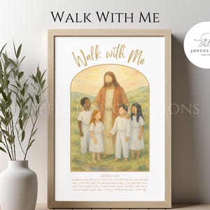 Peut inclure: Impression d'art encadrée avec le texte "Walk With Me" en lettres dorées. L'œuvre représente une figure en robe marron avec des enfants de différentes ethnies. L'impression comprend un verset biblique et le logo de l'artiste.