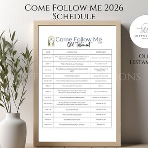 Może przedstawiać: Oprawiony wydruk z tekstem "Come Follow Me 2026 Schedule" i "Old Testament". Harmonogram zawiera daty, tytuły lekcji i pisma. Biały wazon z zielonymi gałęziami znajduje się na pierwszym planie.