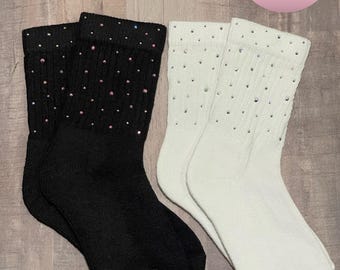 Peut inclure: Deux paires de chaussettes avec des strass. Une paire est noire et l'autre est blanche.
