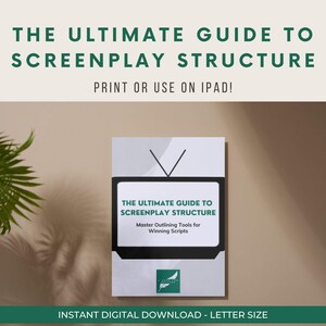 Puede incluir: Una guía de descarga digital para escribir guiones. La guía se presenta como una pantalla de televisión vintage con el título "The Ultimate Guide to Screenplay Structure". El texto debajo del título dice "Master Outlining Tools for Winning Scripts".
