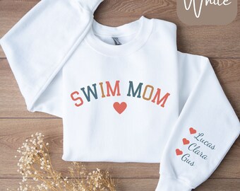 Bluza z nadrukiem "Swim Mom", spersonalizowana koszulka dla mamy pływaczki, spersonalizowana koszulka dla mamy pływaczki, prezenty dla mamy pływaczki, prezent na Dzień Matki dla mamy pływaczki, prezent na Walentynki dla mamy pływaczki