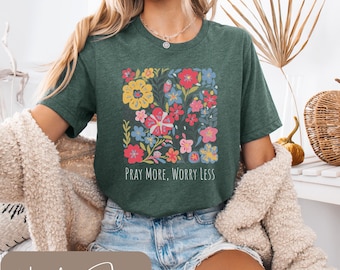 Beten Sie mehr Sorge weniger Shirt, Wildblumen Christian Shirt, Boho Bibel Shirt, Floral Glaube Bekleidung, Womens Christian Shirt, Langarm T-Shirt