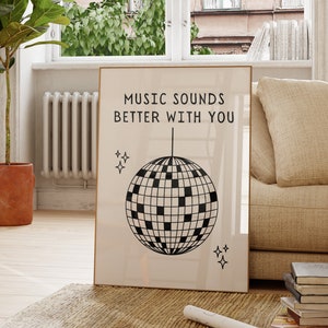 Musik klingt besser mit dir Poster, Musik Zitat Prints, Typografie Print, Musik-Liebhaber Geschenk, Songtexte Wandkunst zum Ausdrucken