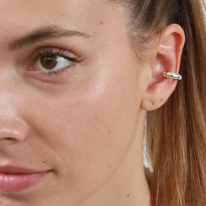 Pendiente de plata de ley con forma de puño de oreja Pendiente minimalista con forma de puño de oreja sin perforación Pendiente sin perforación Pendiente con forma de puño de oreja para cartílago Regalo para ella