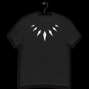 Puede incluir: Camiseta negra con un gráfico blanco del collar del Black Panther.