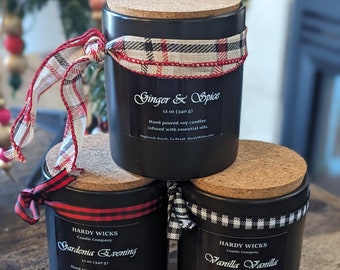 Puede incluir: Tres velas de soja negras con tapas de corcho y cinta de cuadros rojos y blancos. Las velas están etiquetadas como "Ginger & Spice", "Gardenia Evening" y "Vanilla Vanilla". Cada vela tiene 12 onzas (340 gramos).