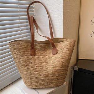 レザーアクセントの手編みストローバッグ - フレンチマーケットバスケット、環境に優しい食料品トート、スタイリッシュなフレンチマーケットバッグ HBE003