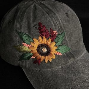 Handgestickte Sonnenblume Hut, Gestickte Blume Hut, Distressed Wildblumen Hut, Blumige Blaue Distressed Baseballmütze, HHE019