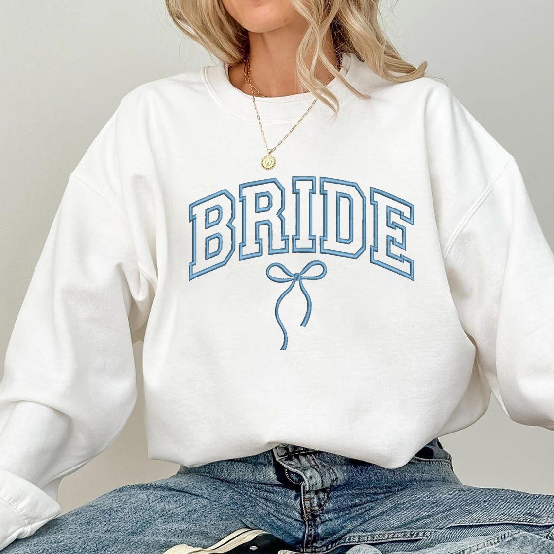 Personalizowana bluza dla panny młodej z imieniem i datą ślubu na rękawie, haftowany sweter dla panny młodej, spersonalizowana koszula dla panny młodej z kokardą, zaręczyny ESE006.H.C