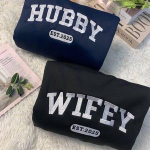 Personalisiertes Wifey & Ehemann besticktes Sweatshirt, Brautpaar-Flitterwochen-Outfit, Benutzerdefiniertes Paar, Verlobungskleidung, Hochzeitsgeschenk EH128-129.C