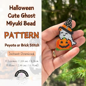 Puede incluir: Un patrón de abalorios para un lindo fantasma sosteniendo una calabaza. El patrón es para punto de peyote o punto de ladrillo y mide 4,16 cm de ancho y 6,19 cm de alto. El patrón es una descarga instantánea.