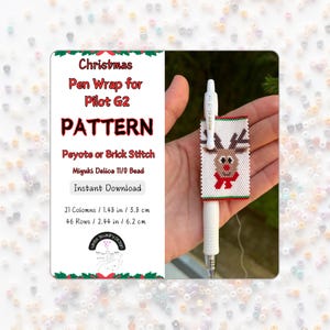 Op de afbeelding: Een kerstthema penwikkelpatroon voor een Pilot G2 pen. Het patroon toont een rendier met een rode neus en een rode strik. Het patroon is gemaakt met Miyuki Delica 11/0 kralen en kan worden gemaakt met peyote of baksteensteek. Het patroon is beschikbaar voor directe download. Het patroon meet 1,48 inch bij 3,8 centimeter en 2,44 inch bij 6,2 centimeter.