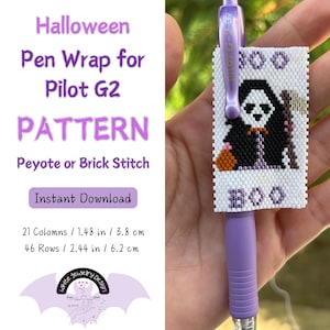 Puede incluir: Un bolígrafo morado con un envoltorio de cuentas blancas que presenta una ilustración en blanco y negro de un fantasma sosteniendo una calabaza y una escoba. El trabajo de cuentas dice "BOO" y "1000". El envoltorio del bolígrafo mide 3,8 cm de ancho y 6,2 cm de alto.