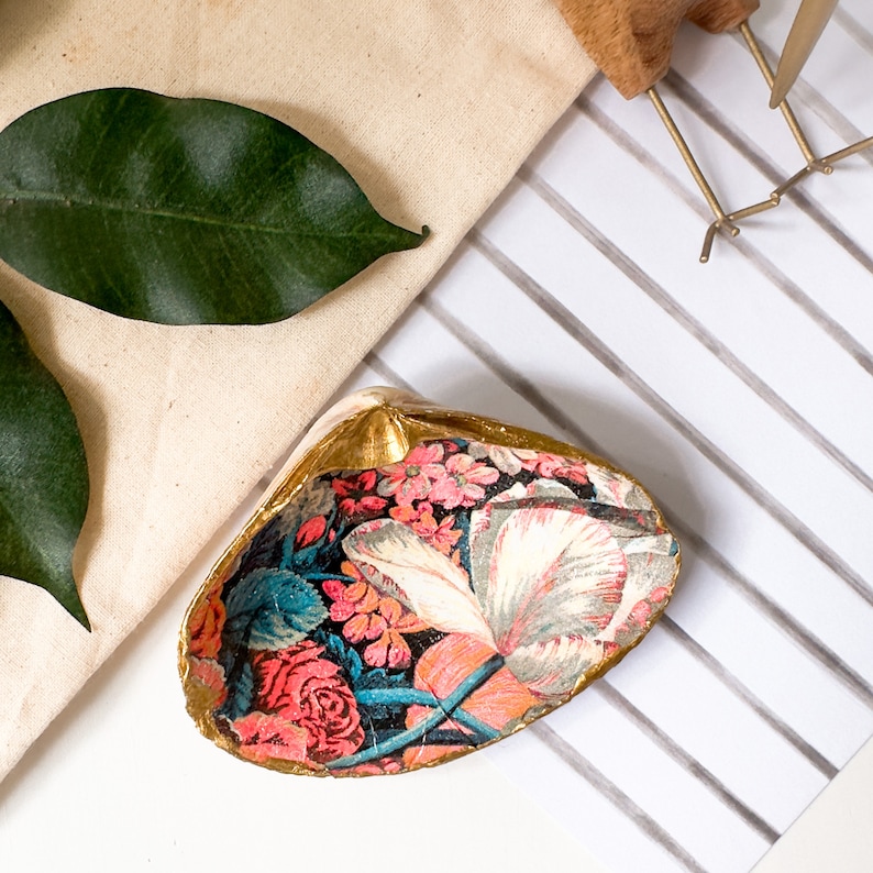 Custom Small Floral Shell Trinket Dish Clam Shell Jewelry Holder Decoupage Shell Jewelry Tray Friend Gifts Wedding Gifts image 3