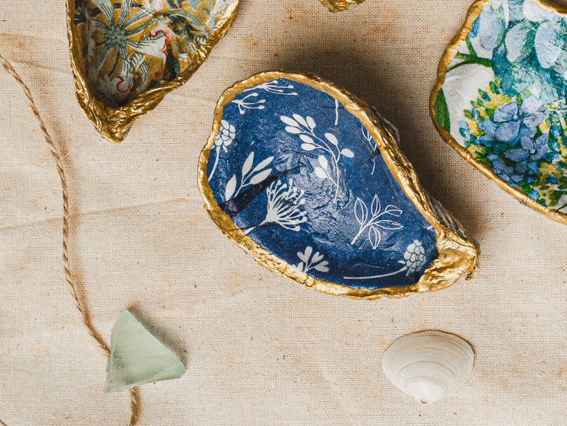 Small Oyster Shell Trinket Dish, Floral Jewelry Holder, Custom Shell Decoupage, Shell Jewelry Tray, Friend Gift Blue Stems