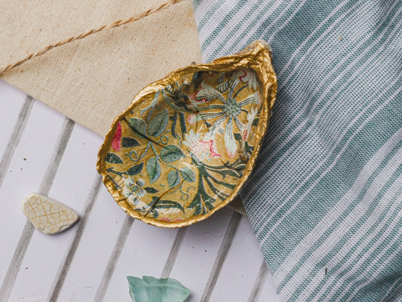 Small Oyster Shell Trinket Dish, Floral Jewelry Holder, Custom Shell Decoupage, Shell Jewelry Tray, Friend Gift Gold Floral