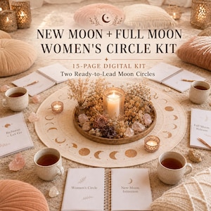 Könnte beinhalten: Ein 15-seitiges digitales New Moon + Full Moon Women's Circle Kit mit gedruckten Anleitungen, einer runden Matte mit Mondphasen-Illustrationen, einem Holztablett mit Kerze, Trockenblumen und Kristallen, umgeben von vier Keramikbechern.