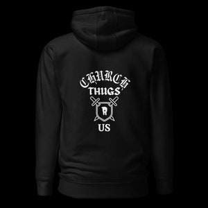Könnte beinhalten: Schwarzer Kapuzenpullover mit einem weißen Grafikdesign mit dem Text "Church Thugs" in gotischer Schrift, einem Schild mit dem Buchstaben "R" darin und zwei gekreuzten Schwertern. Der Text "US" befindet sich unter dem Schild.