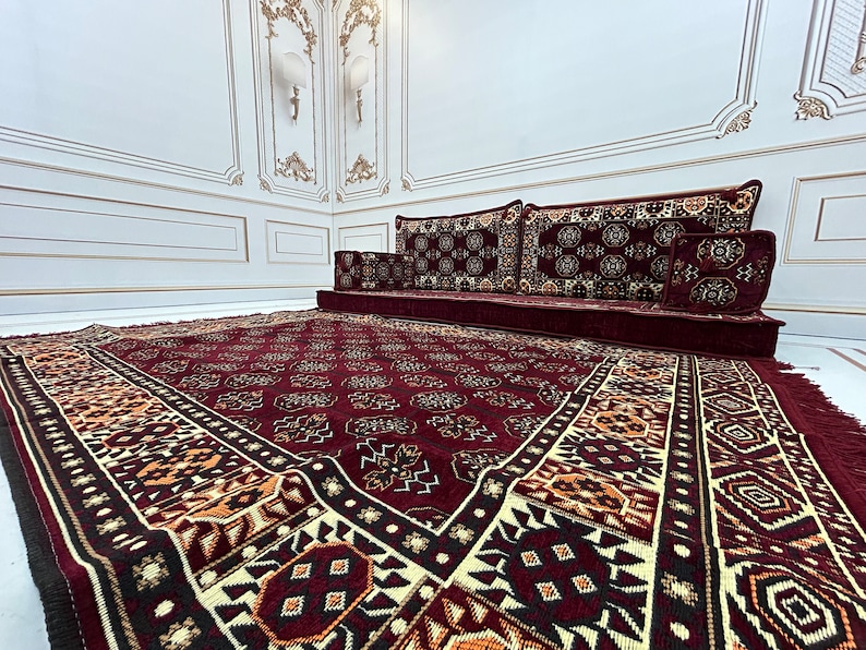 Türkisches Bodensofa Set: Ethnischer Kelim Teppich, osmanische Couch, 4 "dicke Kissen Sofa+Rug