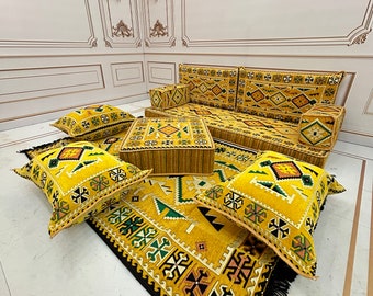 Gelbes Arabisches Majlis Sofa Set: Boden Sitzfläche, Ottomane & Teppich
