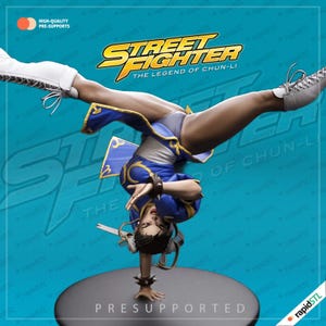 Può includere: Una statuetta stampata in 3D di un personaggio femminile della serie di videogiochi Street Fighter. Il personaggio è in posizione di handstand con le gambe divaricate. Indossa un abito blu e bianco con una cintura gialla. La statuetta è pre-supportata e pronta per essere stampata.