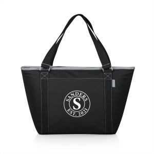 Puede incluir: Bolsa de transporte aislada negra con una cremallera blanca y dos asas negras. La bolsa tiene un logotipo circular blanco con el texto "SANDERS EST. 2021" y una letra "S" blanca en el centro.