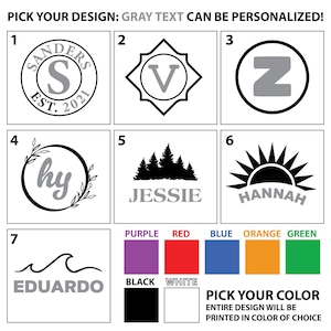 Puede incluir: Una plantilla de dise&ntilde;o gr&aacute;fico para un regalo personalizado. Elige entre siete dise&ntilde;os diferentes, incluyendo un monograma, un sol, una ola y un &aacute;rbol. El texto se puede personalizar con un nombre o iniciales. Elige entre diez colores diferentes para el dise&ntilde;o.