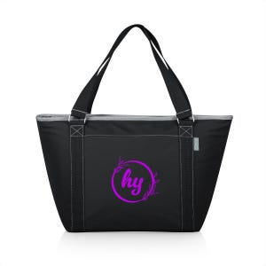 Puede incluir: Bolso tote negro con cremallera, con una cremallera blanca y asas. El bolso tiene un c&iacute;rculo morado con las letras "hy" y dise&ntilde;os florales.