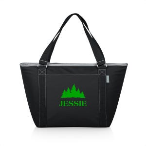 Puede incluir: Bolsa de transporte aislada negra con cierre de cremallera y dos asas superiores. La bolsa tiene un dise&ntilde;o bordado verde de un grupo de &aacute;rboles con el nombre "JESSIE" debajo.