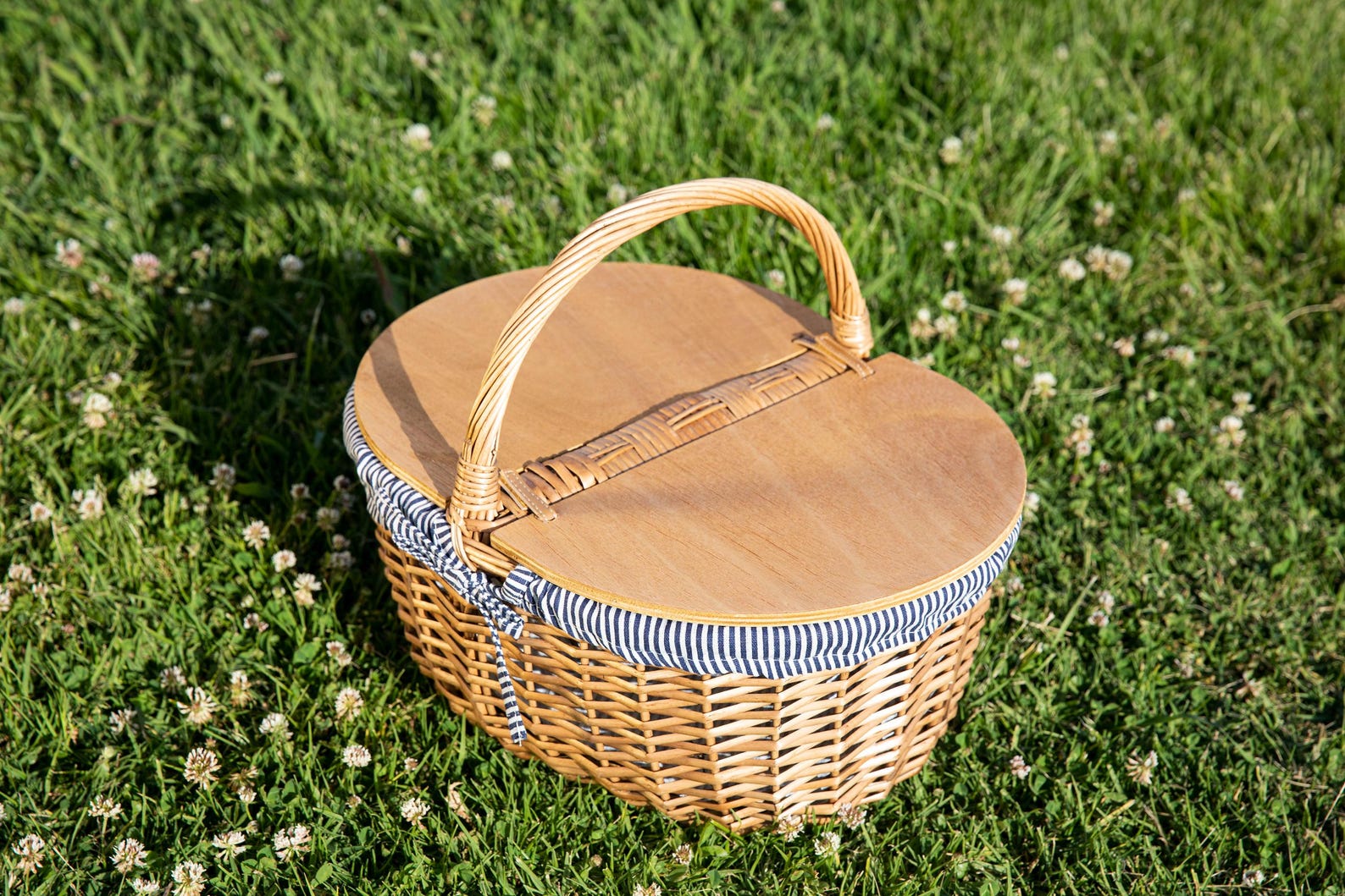 Personalized Wicker Picnic Basket: Vintage Style Gift for Couple - No Personalization