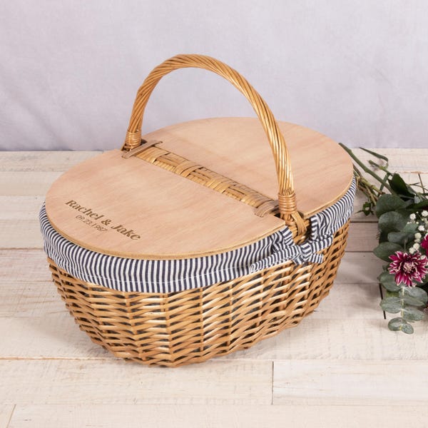 Cesta de picnic de mimbre personalizada a rayas azul marino y blancas: regalo de estilo rústico vintage para parejas.