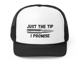 Puede incluir: Gorra de camionero en blanco y negro con el texto "JUST THE TIP I PROMISE" y un gráfico de una bala. La gorra tiene un panel frontal blanco, una visera negra y una parte trasera de malla negra.