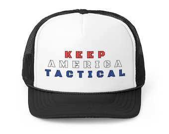 Puede incluir: Una gorra de camionero negra y blanca con un panel frontal blanco. El panel frontal tiene el texto "KEEP AMERICA TACTICAL" en rojo, blanco y azul.
