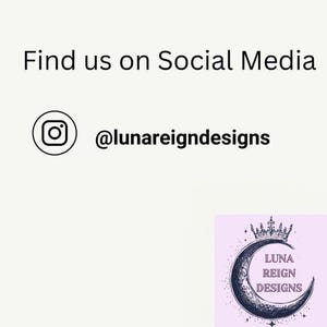 Puede incluir: Encu&eacute;ntranos en las redes sociales @lunareigndesigns. Una ilustraci&oacute;n en blanco y negro de una luna creciente con una corona en la parte superior. El texto "Luna Reign Designs" est&aacute; escrito en la luna.