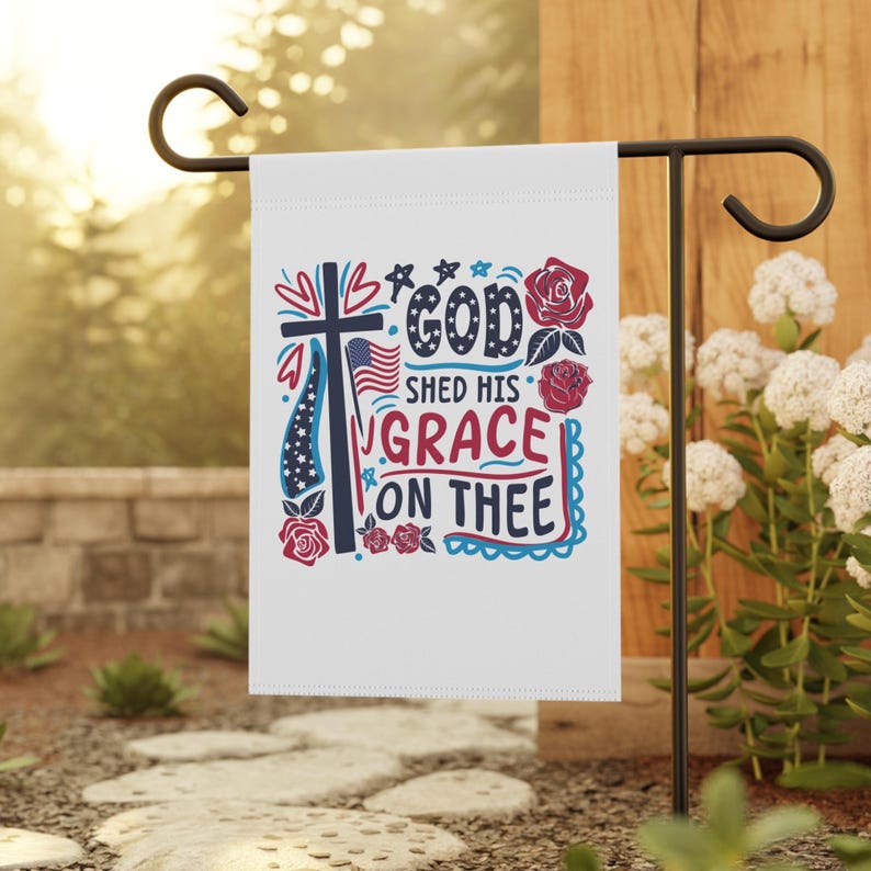 Pu&ograve; includere: Una bandiera da giardino bianca con un design rosso, bianco e blu. La bandiera presenta una croce, stelle e il testo "God Shed His Grace On Thee".