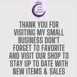 Puede incluir: Gr&aacute;fico de texto con un dise&ntilde;o de luna creciente y corona. El texto dice "Luna Reign Designs" y "Gracias por visitar mi peque&ntilde;o negocio, no olvides agregarlo a tus favoritos y visitar nuestra tienda para mantenerte actualizado con los nuevos art&iacute;culos y las ventas."