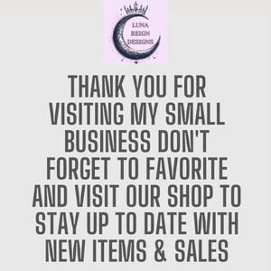 Pu&ograve; includere: Grafica di testo con un design a forma di luna crescente e corona. Il testo recita "Luna Reign Designs" e "Grazie per aver visitato la mia piccola attivit&agrave;, non dimenticare di aggiungerla ai tuoi preferiti e visitare il nostro negozio per rimanere aggiornato sui nuovi articoli e le vendite."