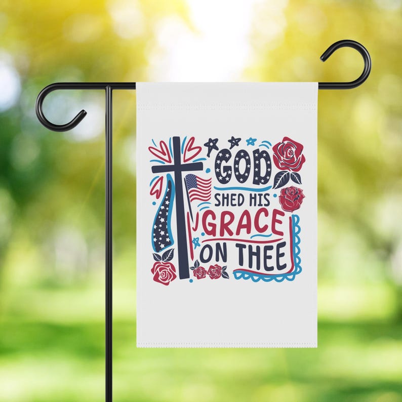 Pu&ograve; includere: Una bandiera da giardino bianca con un design patriottico rosso, bianco e blu. La bandiera presenta una croce, stelle, cuori e il testo "God Shed His Grace On Thee".