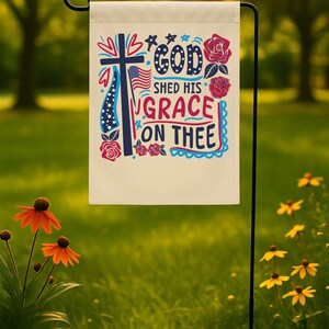 Pu&ograve; includere: Una bandiera da giardino patriottica con un design di bandiera americana rosso, bianco e blu. La bandiera presenta una croce e il testo "God Shed His Grace On Thee".