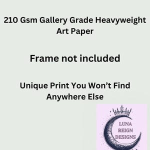 Puede incluir: Un fondo blanco con texto negro que dice "210 Gsm Gallery Grade Heavyweight Art Paper" y "Marco no incluido". Debajo del texto hay una ilustraci&oacute;n en blanco y negro de una luna creciente con una corona en la parte superior. La luna tiene el texto "LUNA REIGN DESIGNS" dentro.