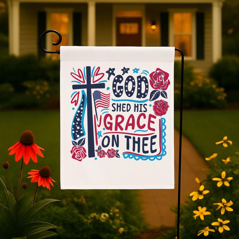 Pu&ograve; includere: Una bandiera da giardino bianca con un design di bandiera americana rosso, bianco e blu. La bandiera ha il testo "God Shed His Grace On Thee" in lettere blu, rosse e bianche.